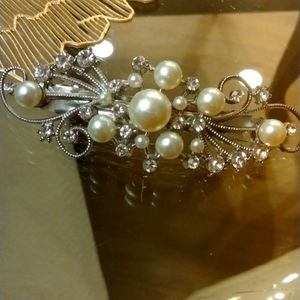 An elegant silver, white pearl hair clip.
